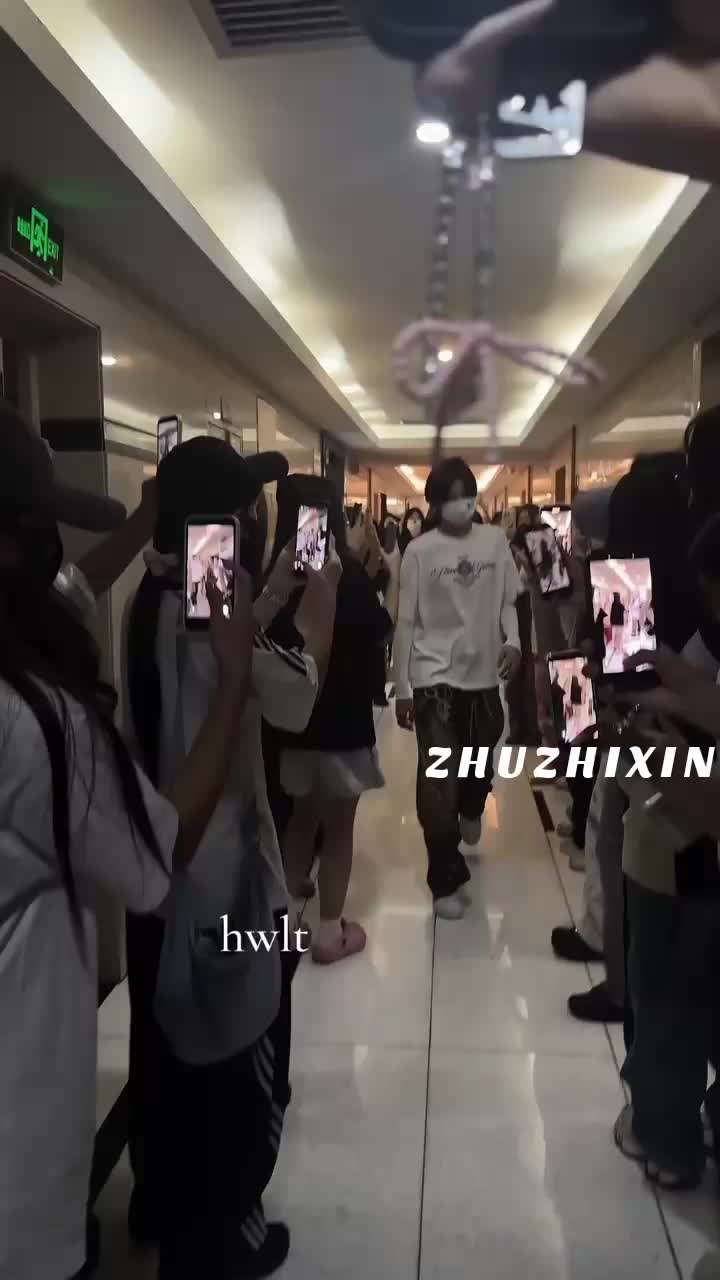 @⋆˚࿔𝒁𝒉𝒖𝒁𝒉𝒊𝑿𝒊𝒏𝜗𝜚˚⋆