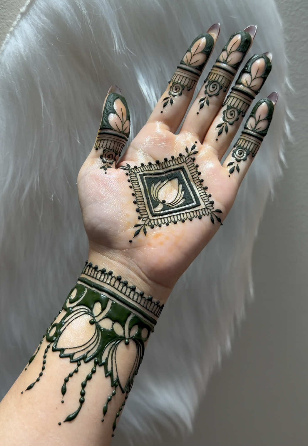 @charmsofmehandi