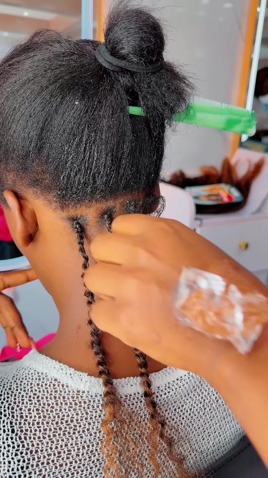 @GEECURLY SALON