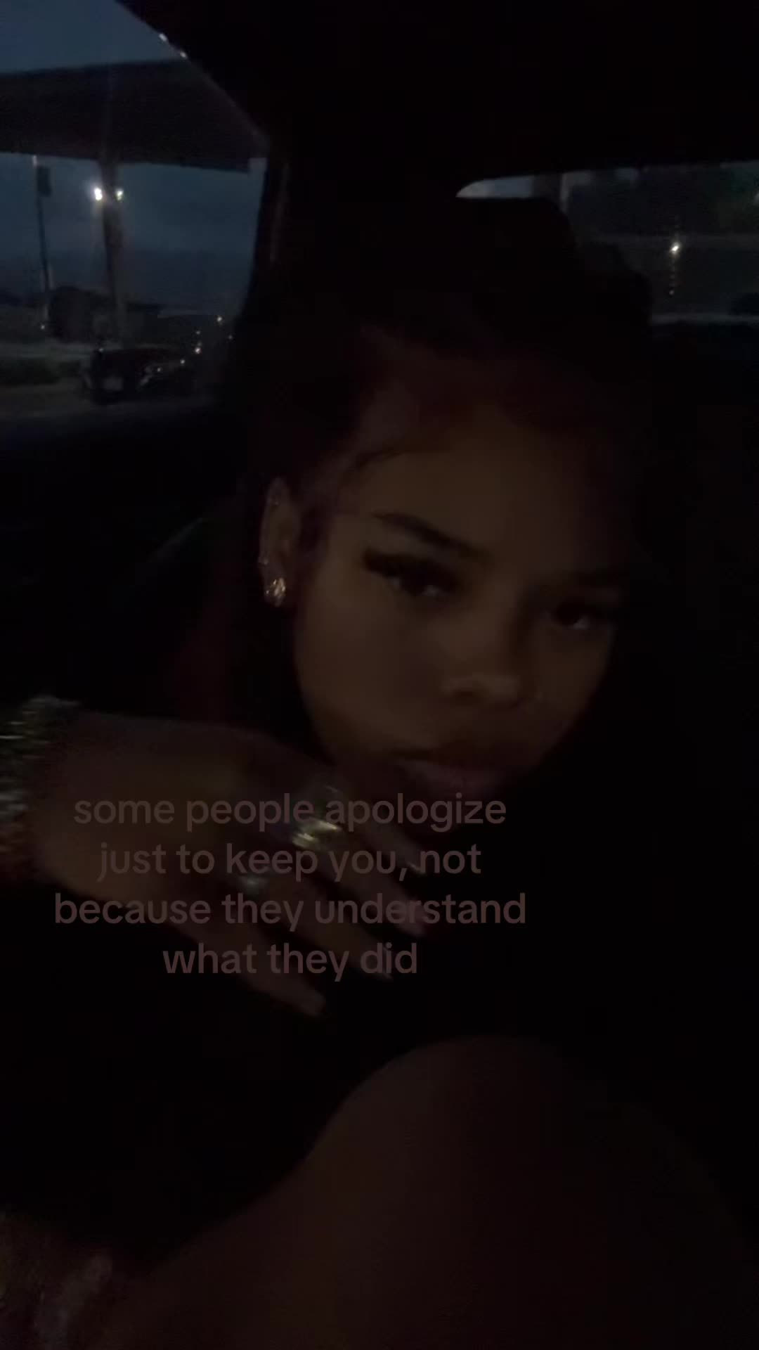 @🚶🏽&zwj;♀️