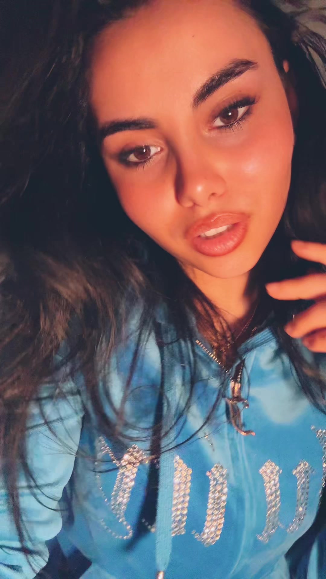 @Mona🥶