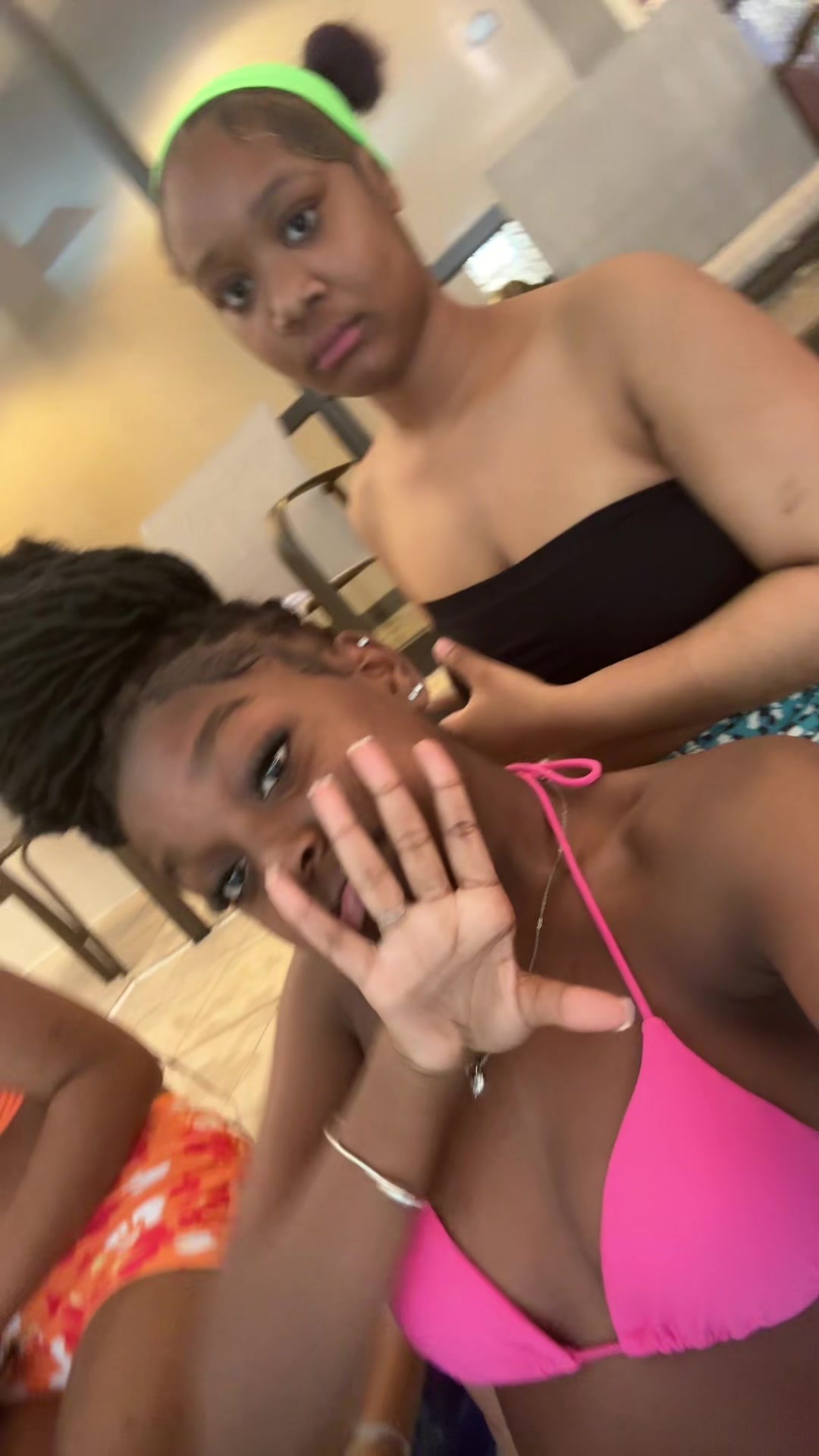 @😅