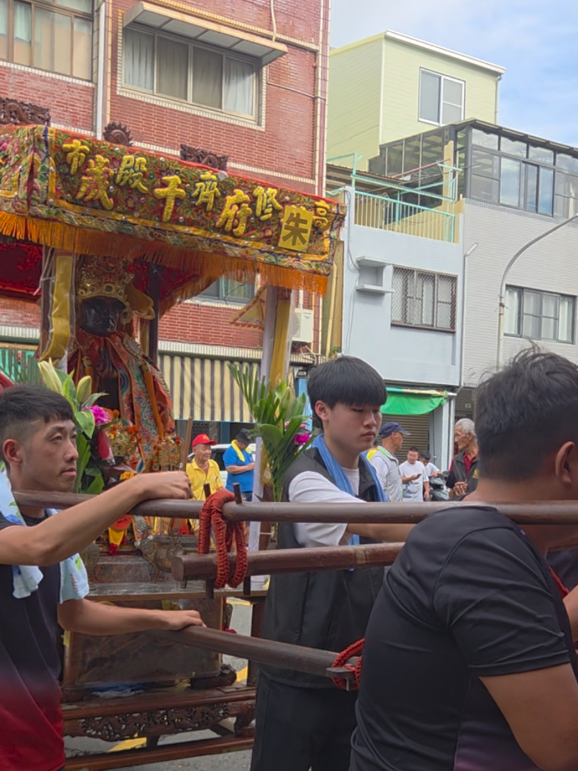 @帥哥跑廟會