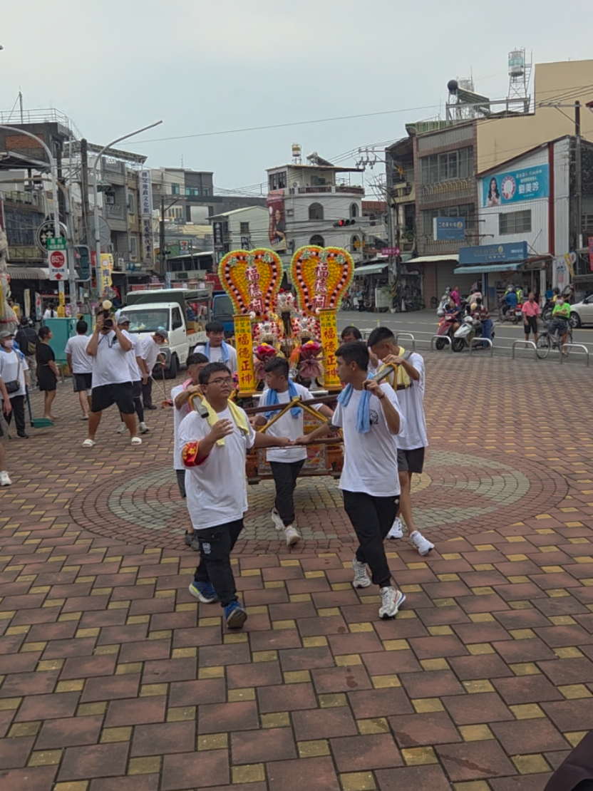 @帥哥跑廟會