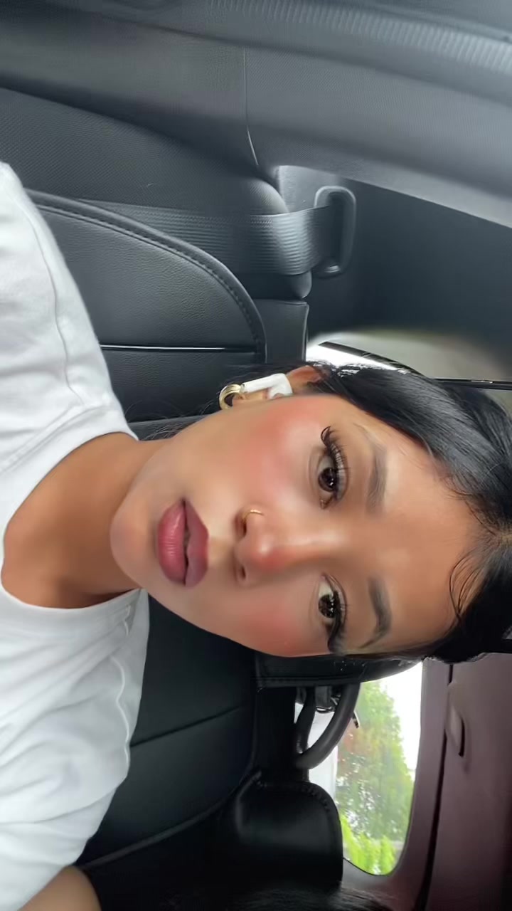 @Diya_🦢