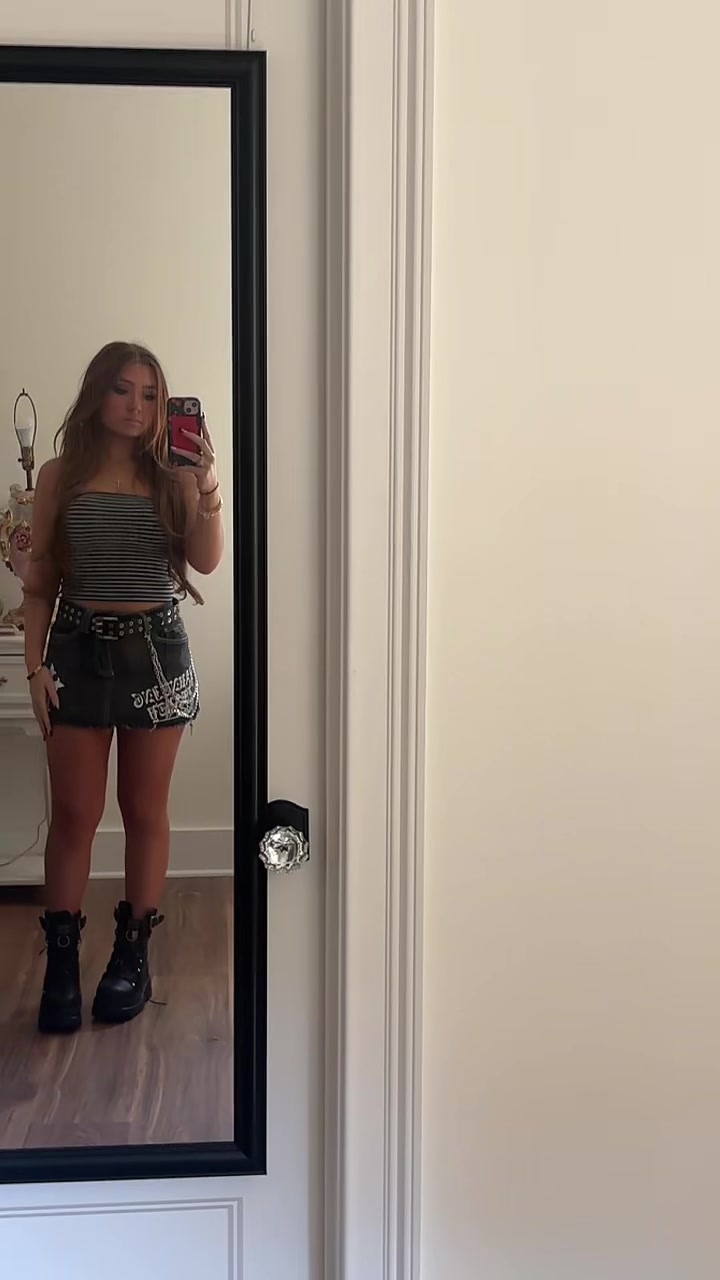 @𝔏𝔦𝔩 𝔠𝔥𝔢𝔯𝔯𝔶 𝔟𝔬𝔪𝔟