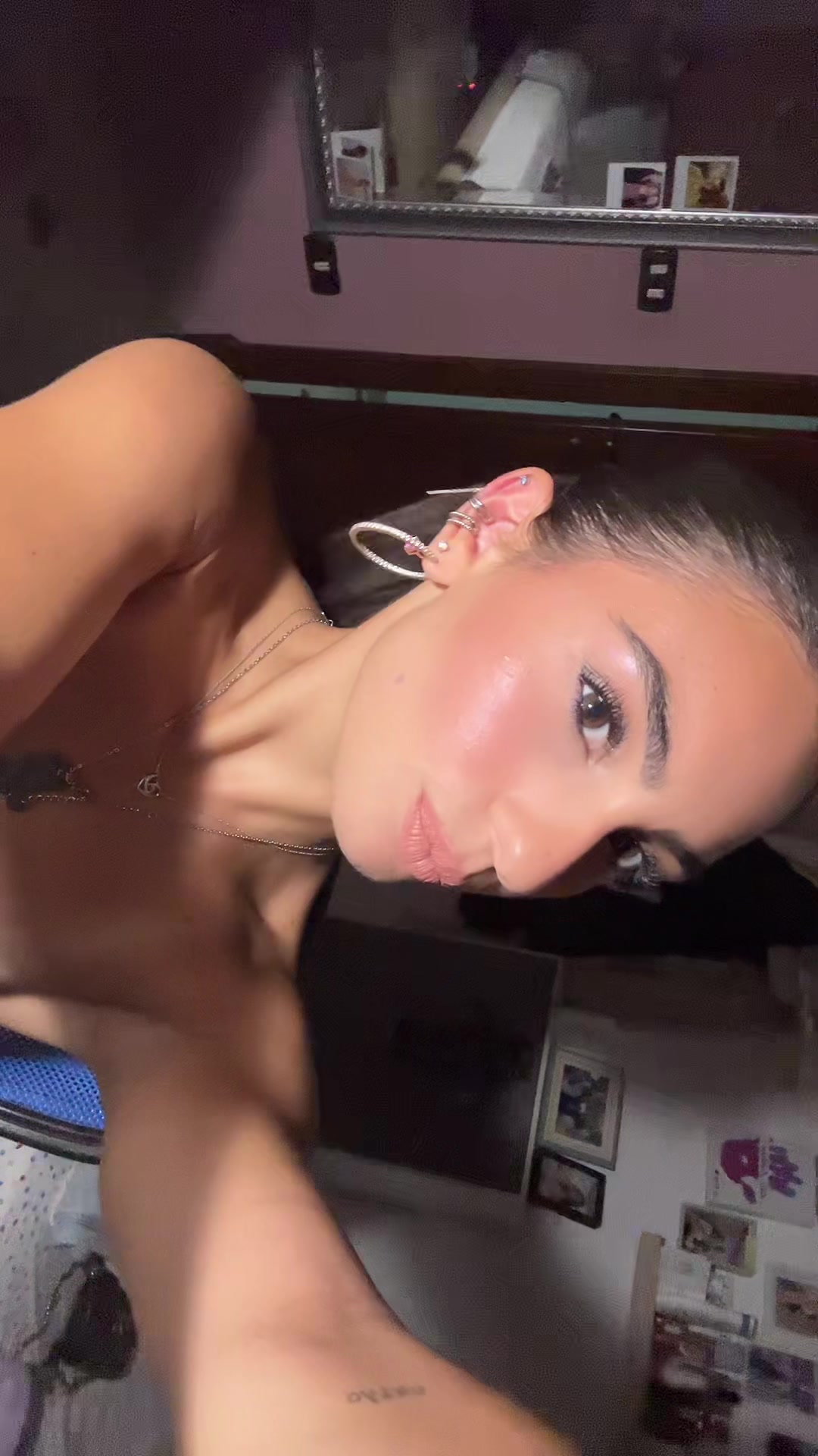@Adelepzz