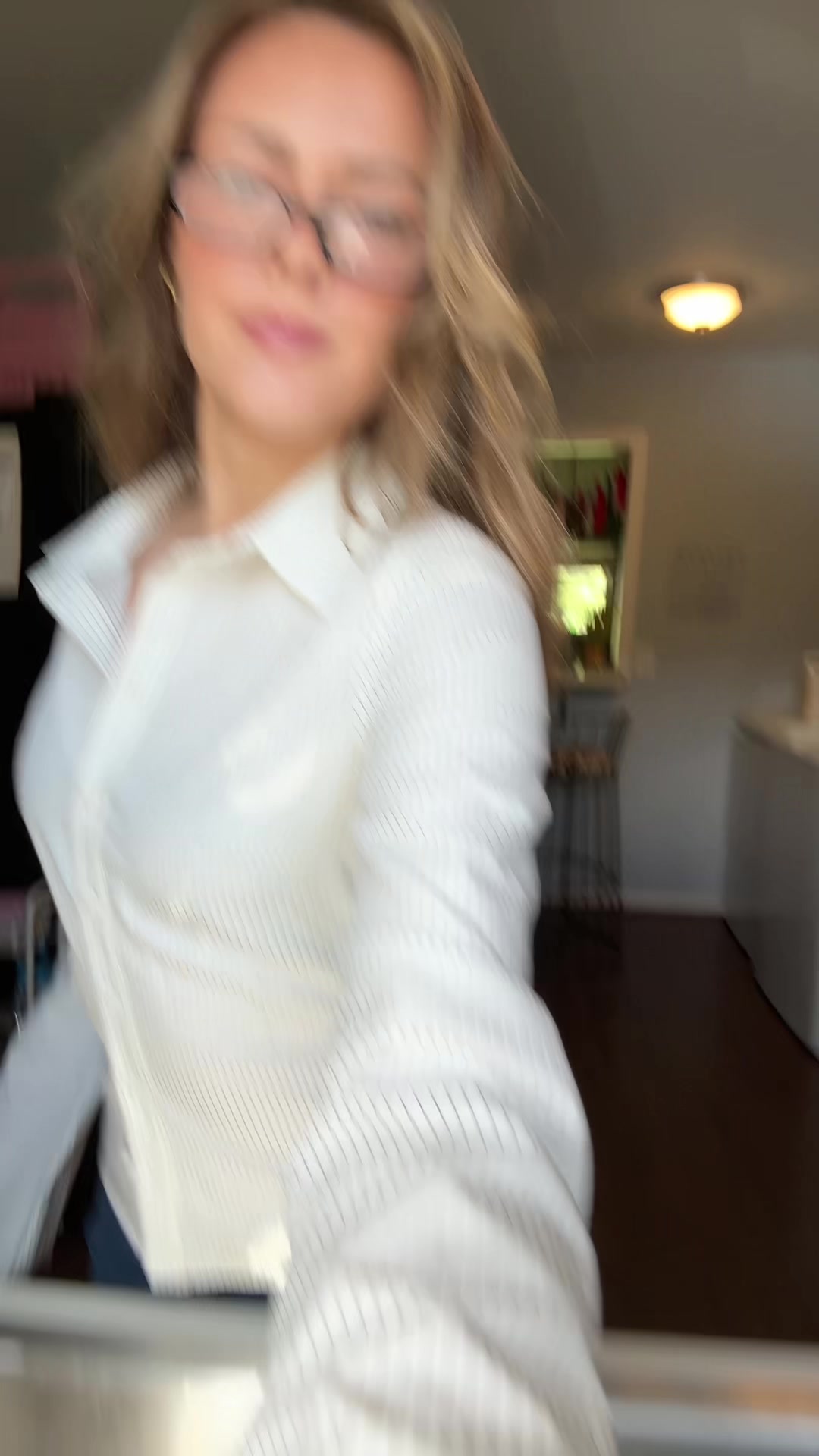 @🧍🏼&zwj;♀️