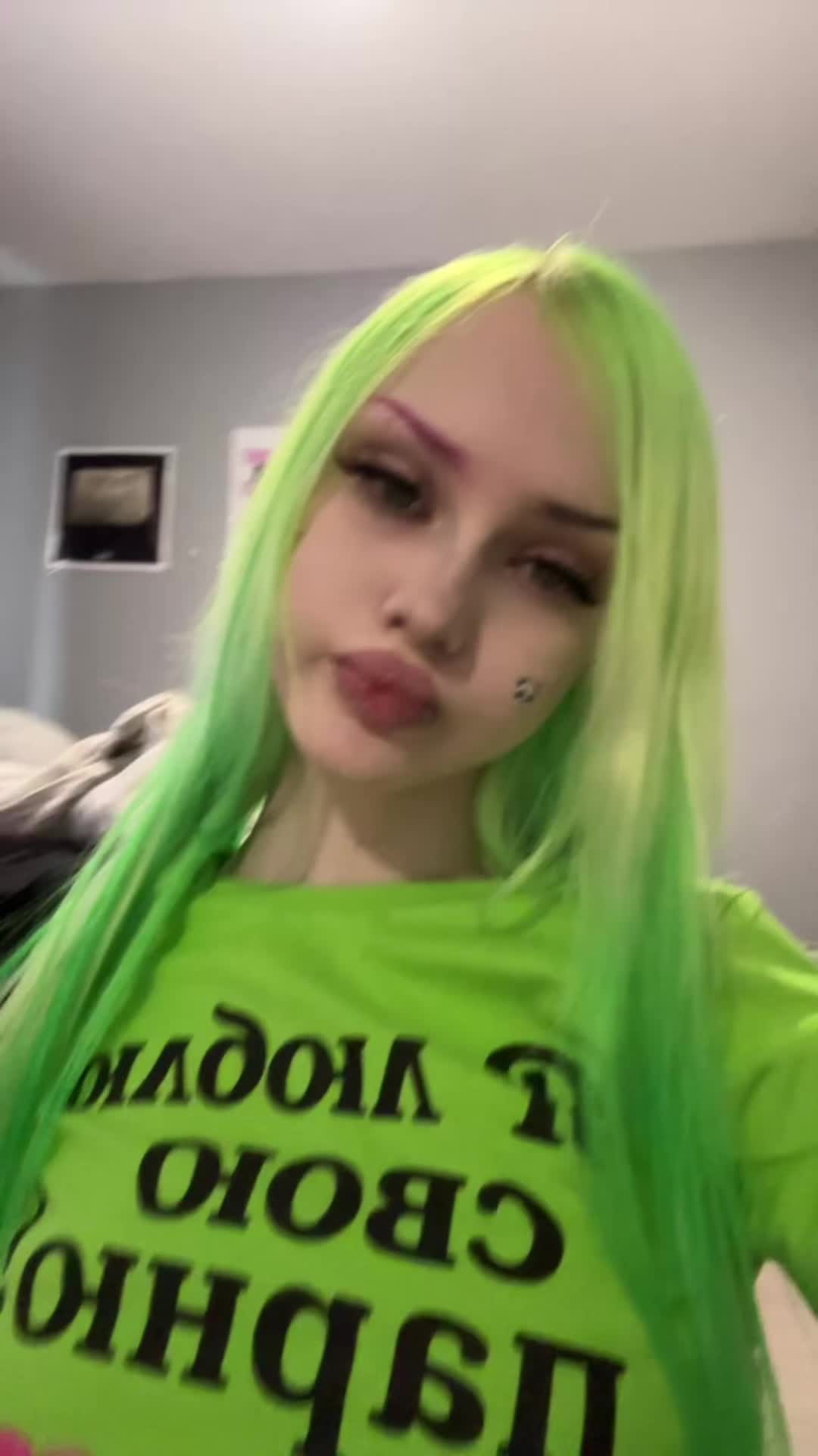 @🙎🏼&zwj;♀️