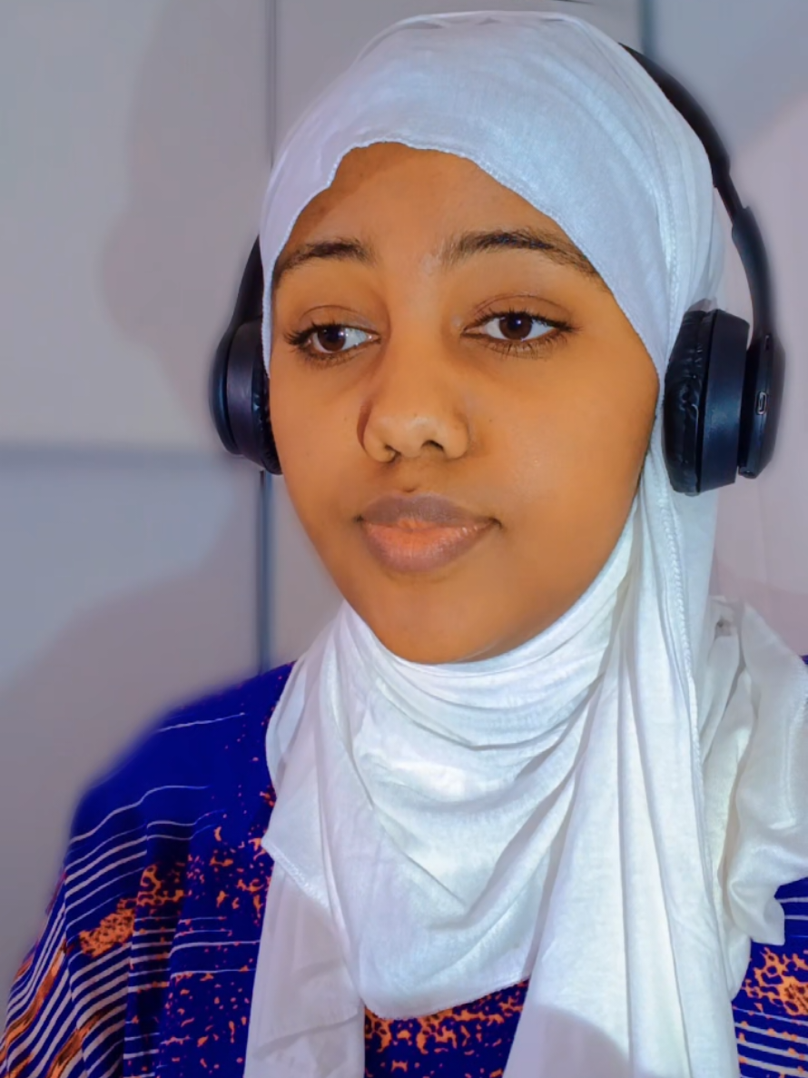 @Ashitii 🦋.....👆🧕🍫👑