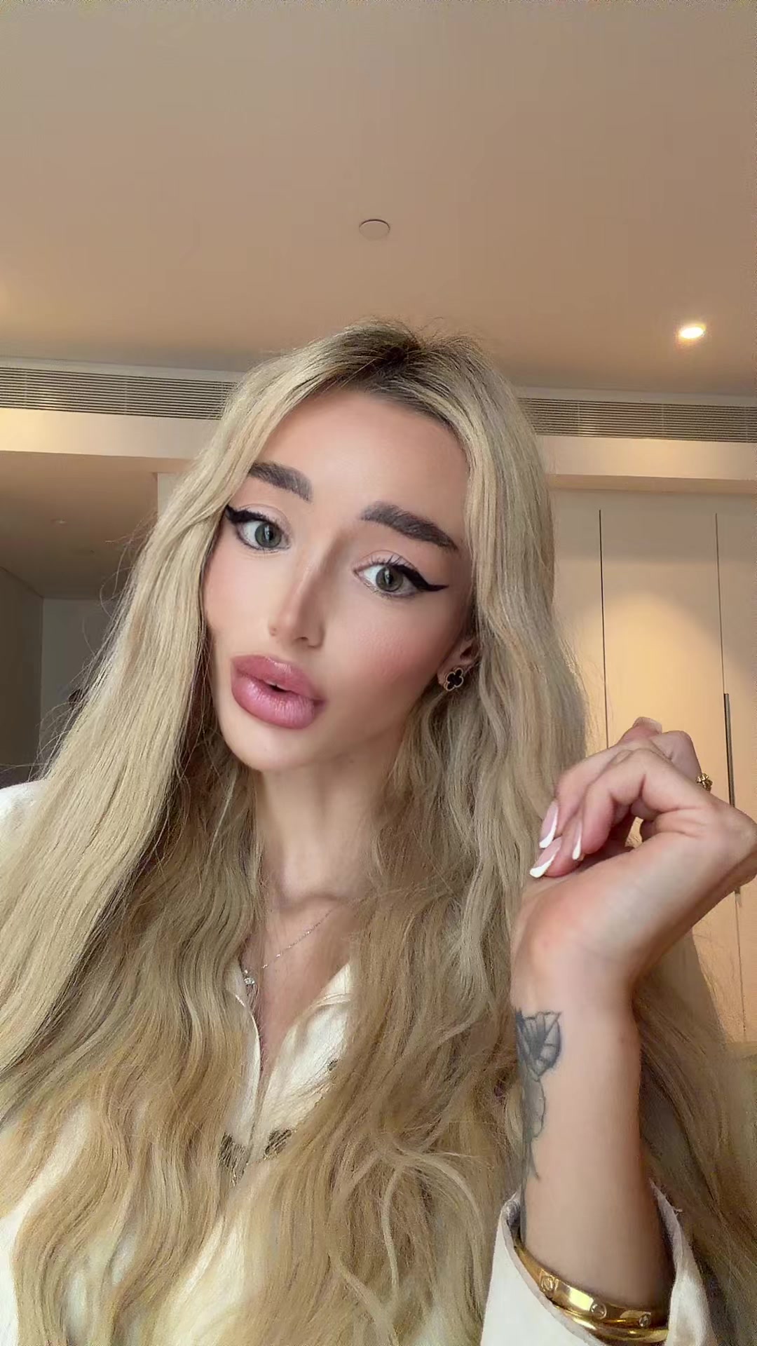 @🇦🇪 Nicole Semionov