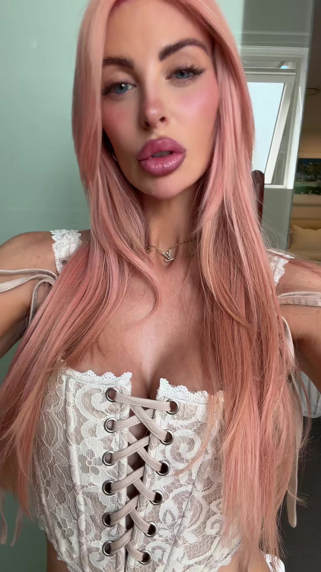 @carlyellen