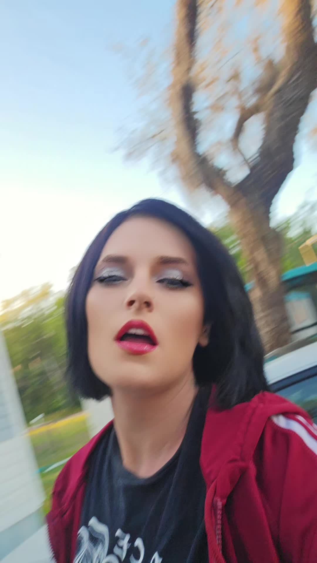 @Devine_Foxi