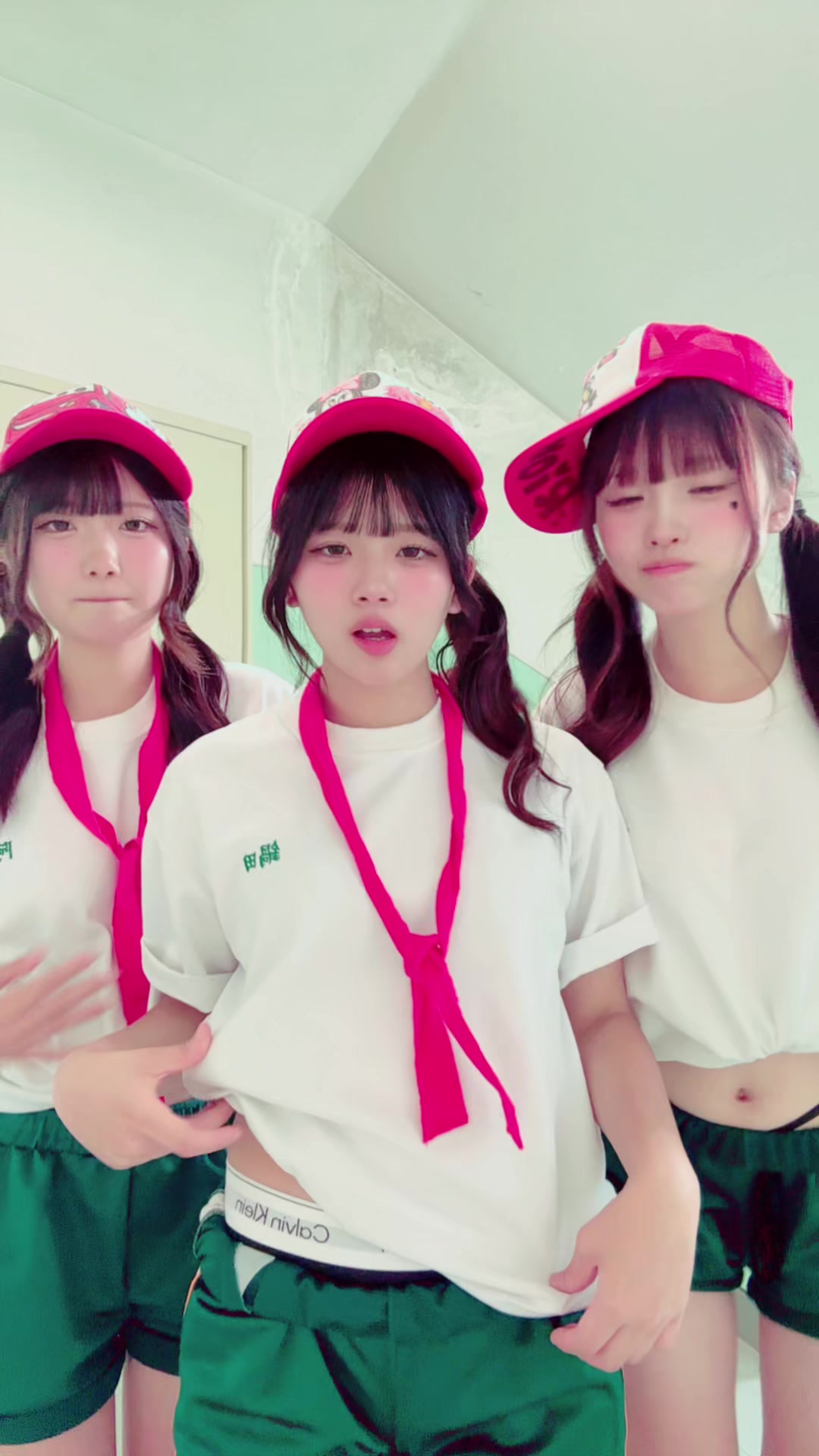 @にこ