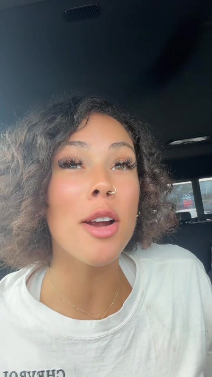 @wealthylauren_