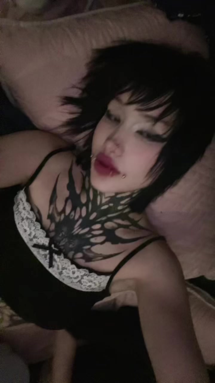 @goth_d0ll