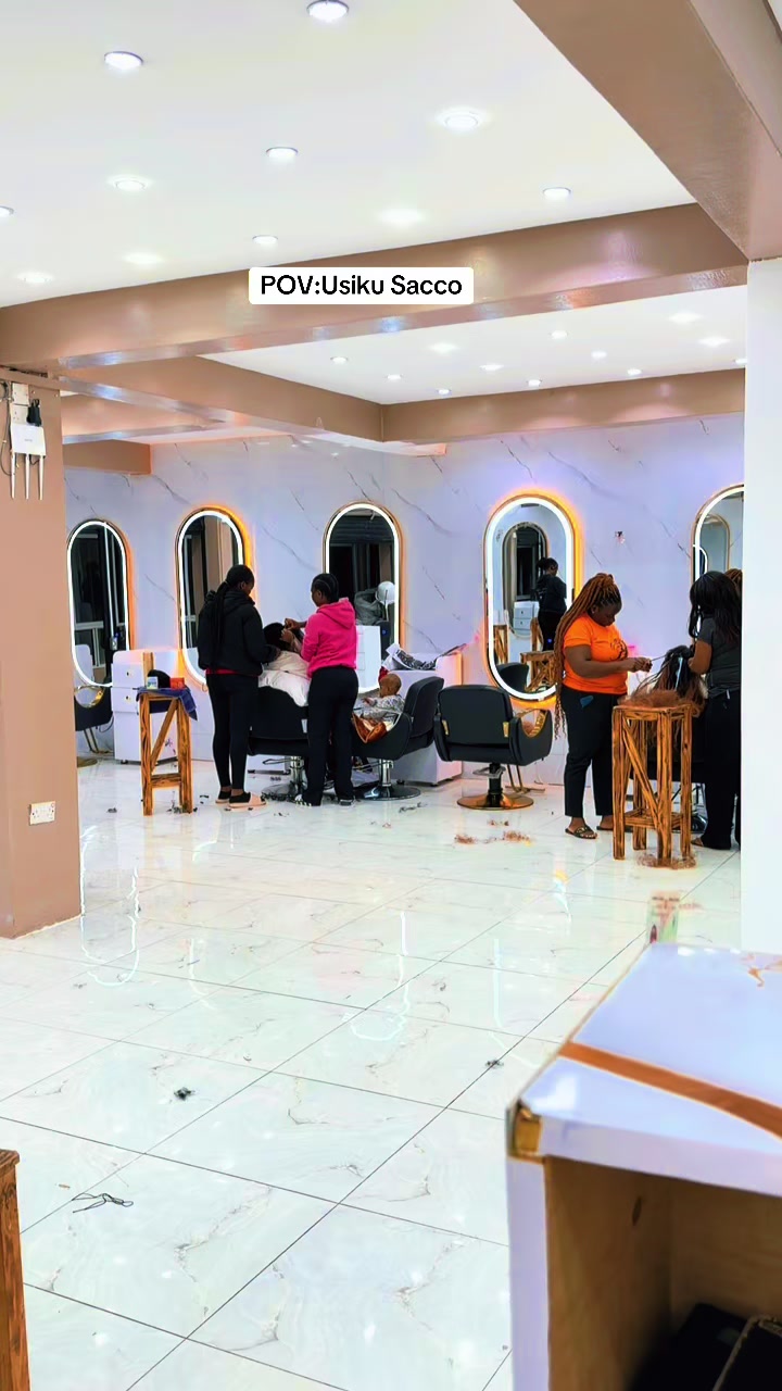 @GEECURLY SALON