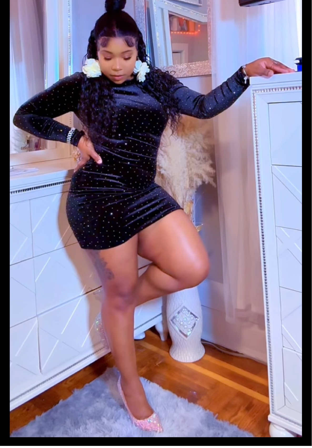 @✨Ms Unique✨꧁꧂✨