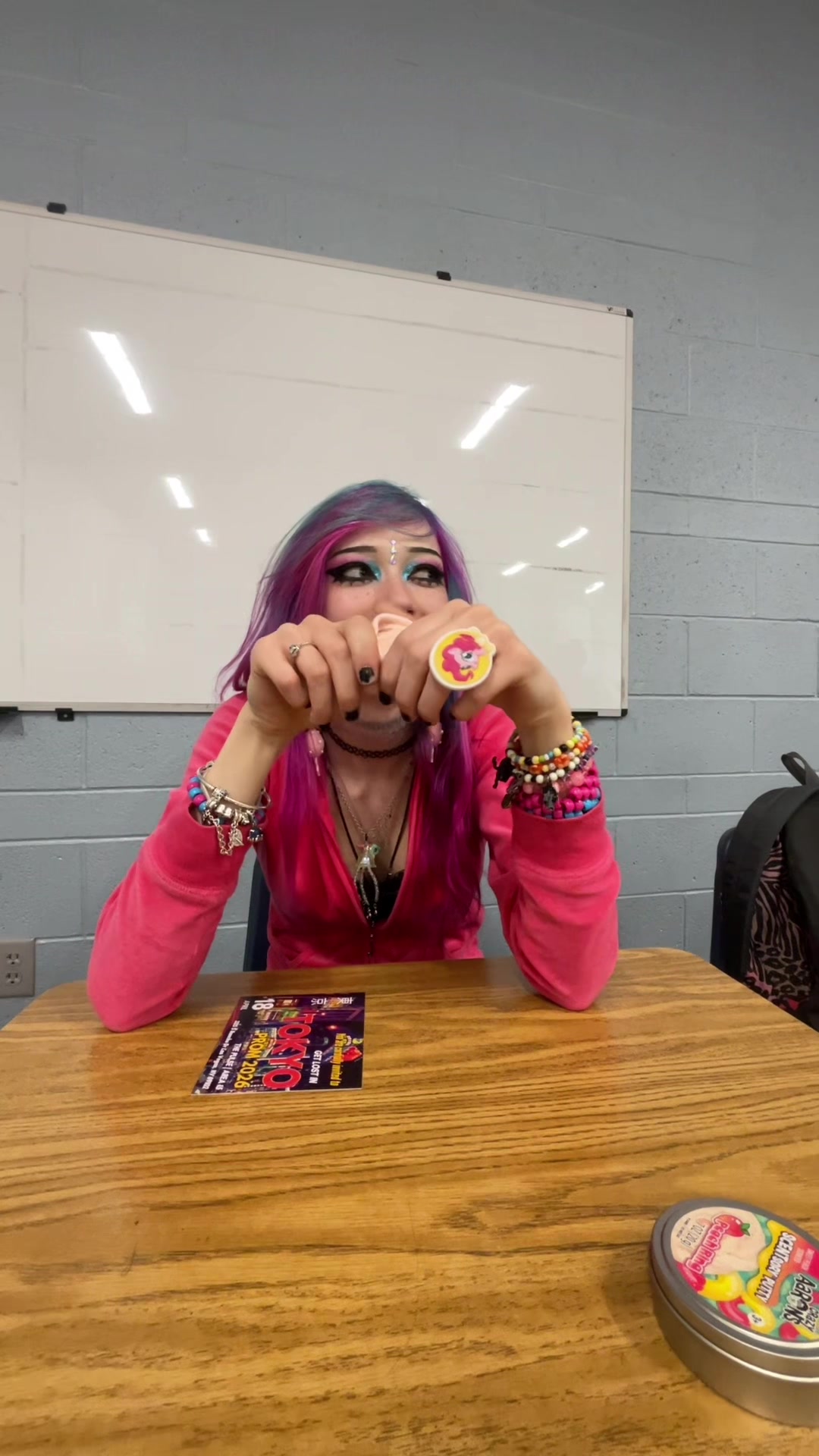@Weird chick wit pink hair