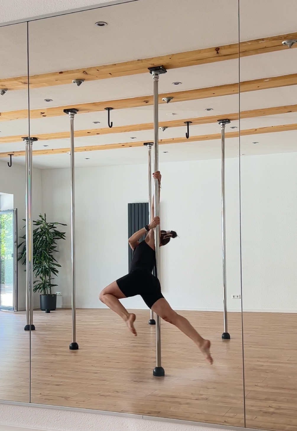 @julialuves_pole