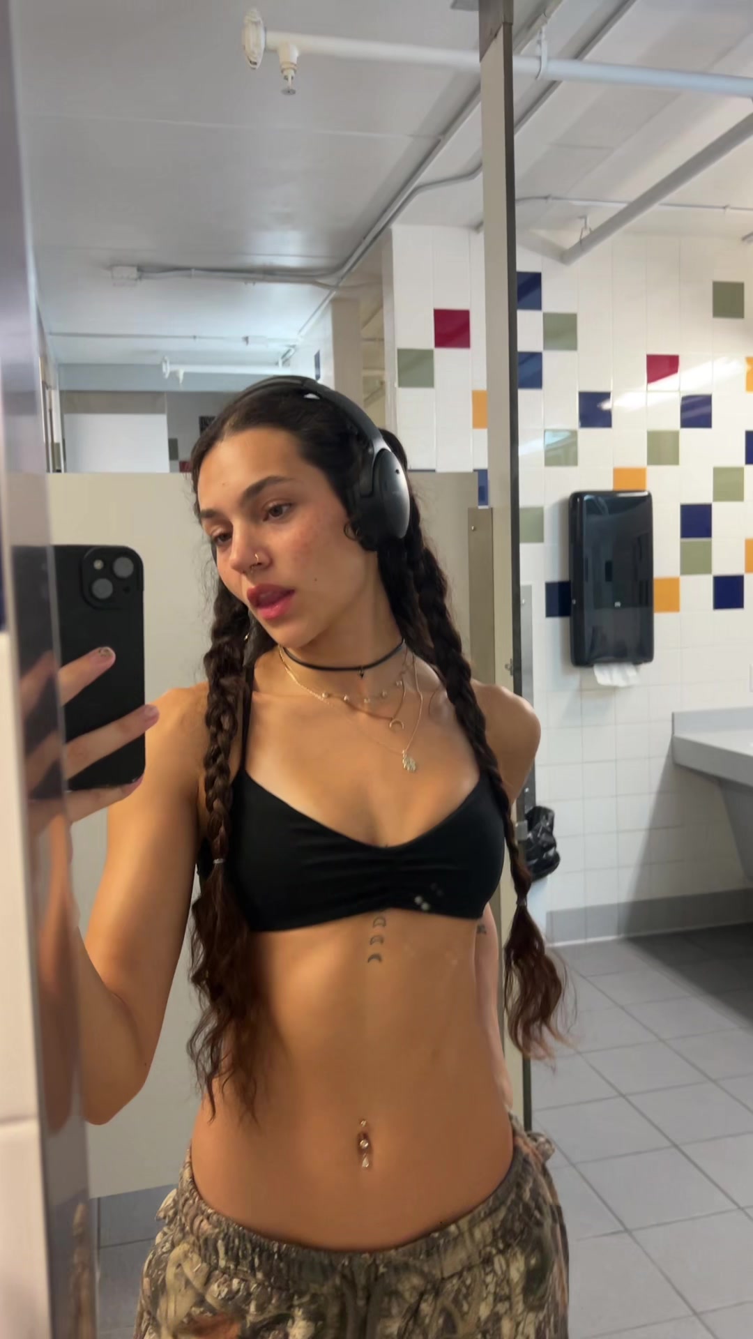 @Bella