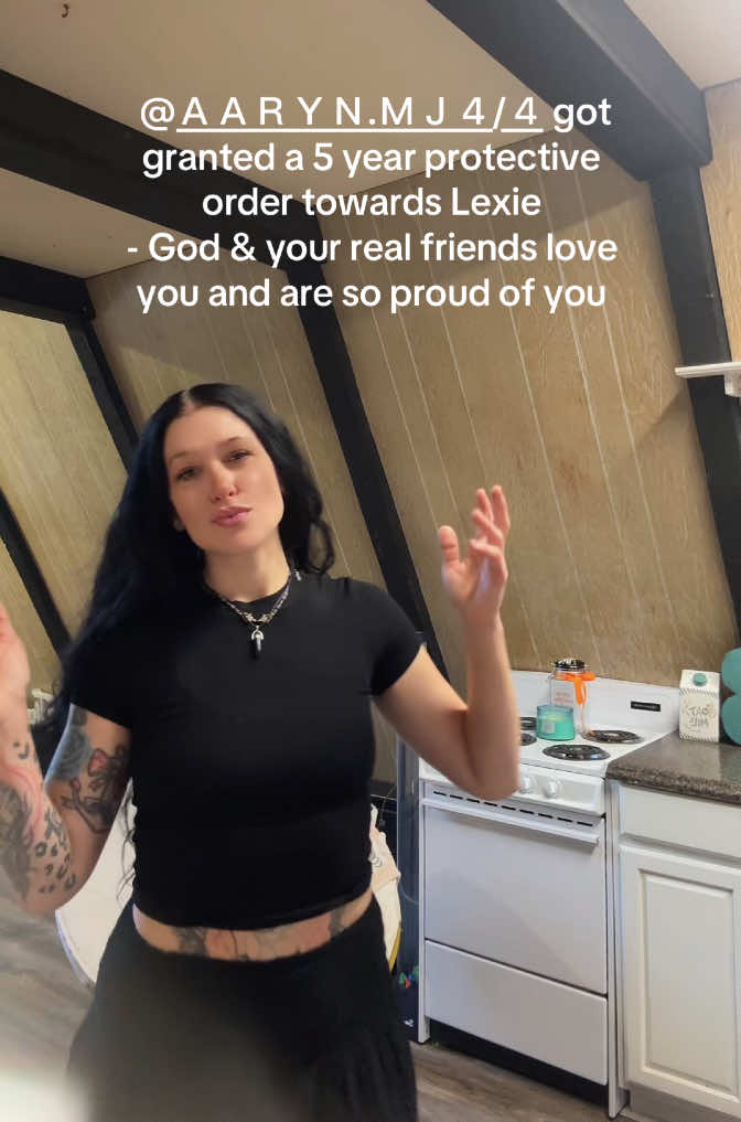 @brutalbritt 🖤🍒🎱📟🩶