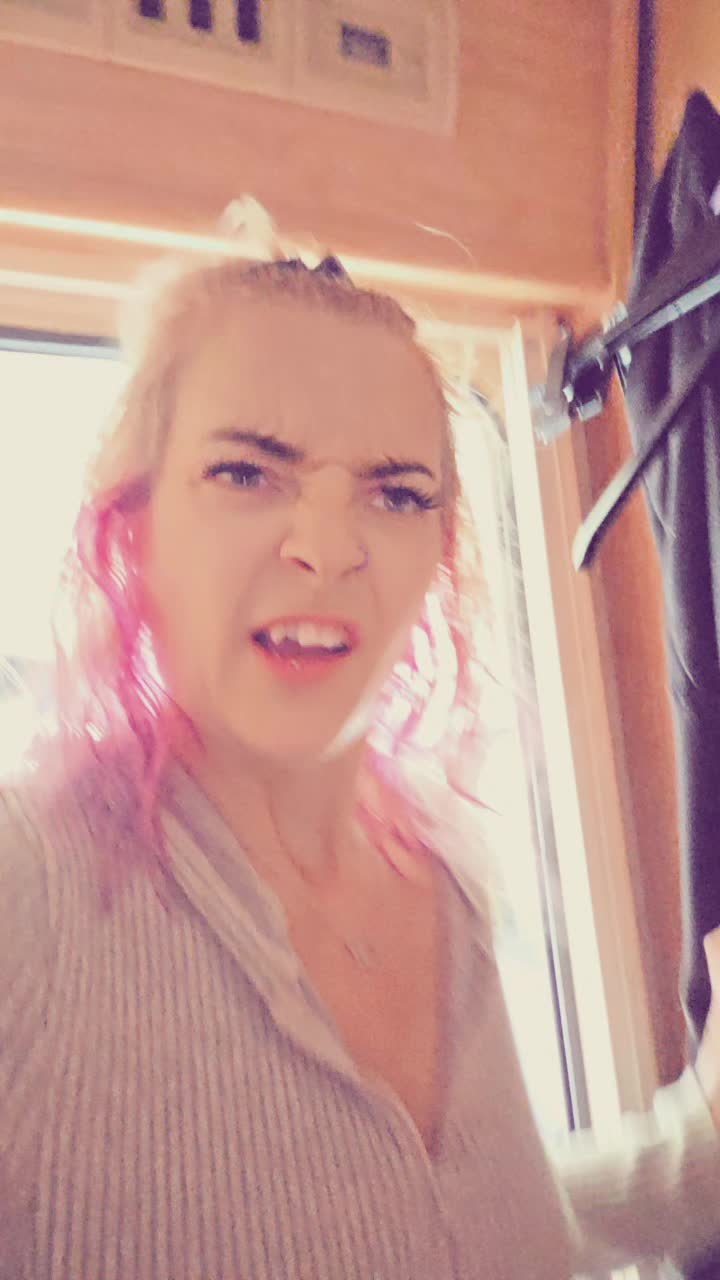 @Adora