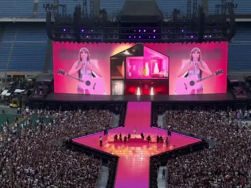 @𓂃꙳⋆videos from the eras tour