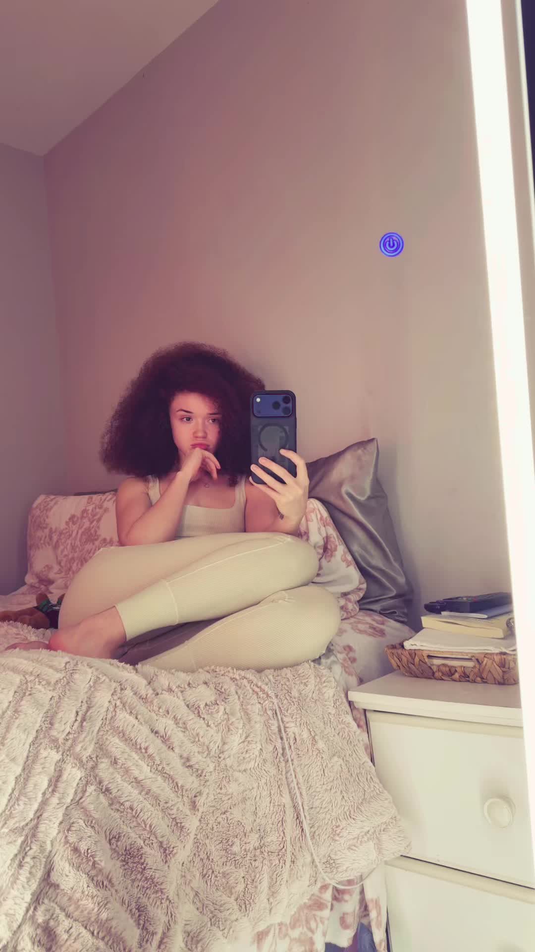 @Jazmynelevesque