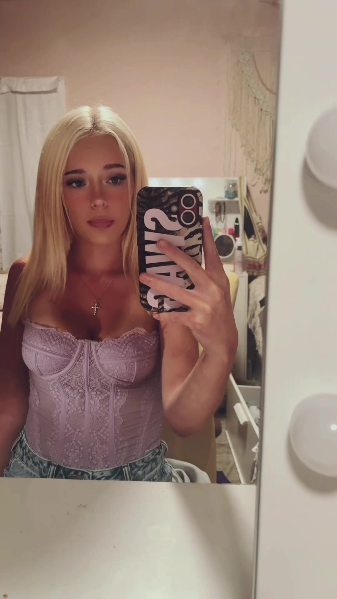 @lickbacklaura🐆🍸🍒🎱