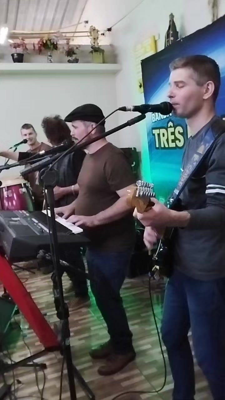 @Tr&ecirc;s Hermanos