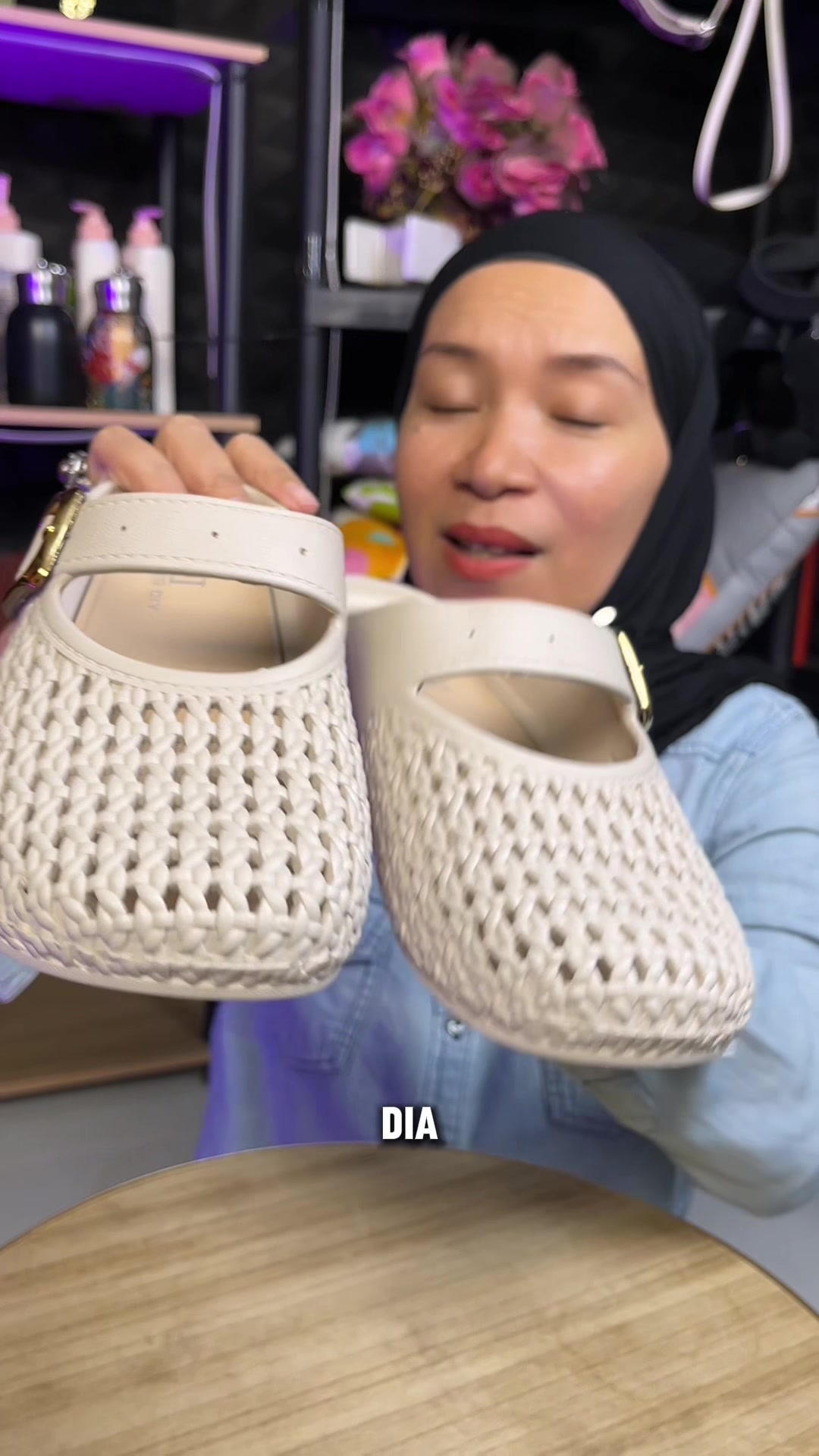 @LELI si paling TAS dan SANDAL