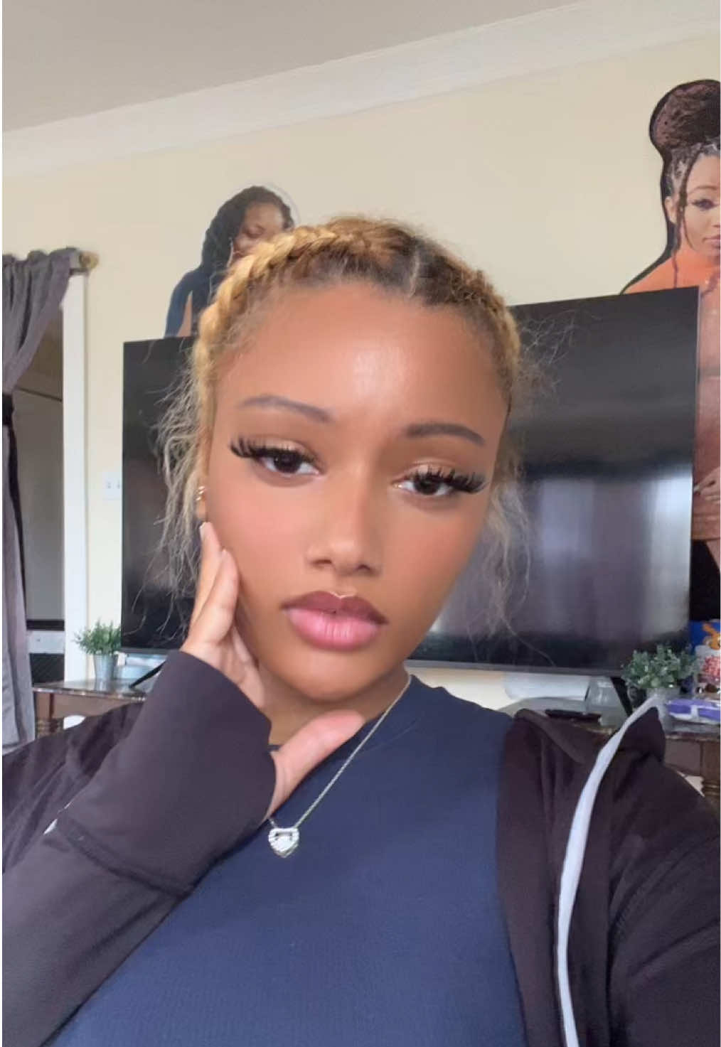@kiarakalonn
