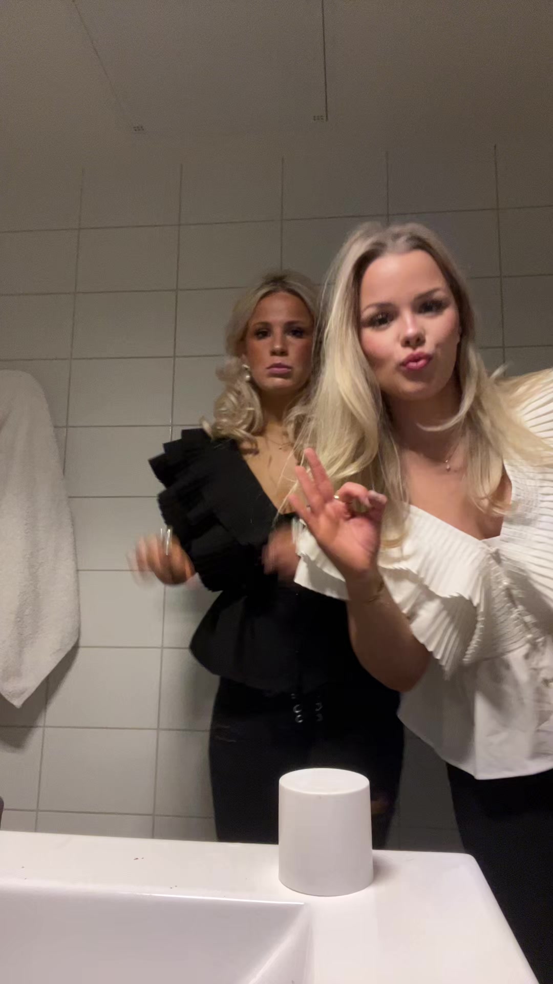 @The blondies🍸🧘🏼♀️🤍🪩🎧