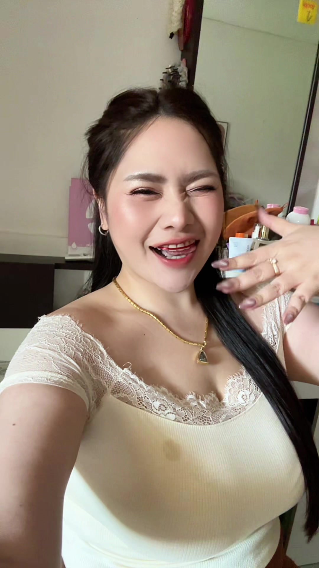 @ปุ้ยเอง สาวอวบที่ชอบแต่งตัวอะ