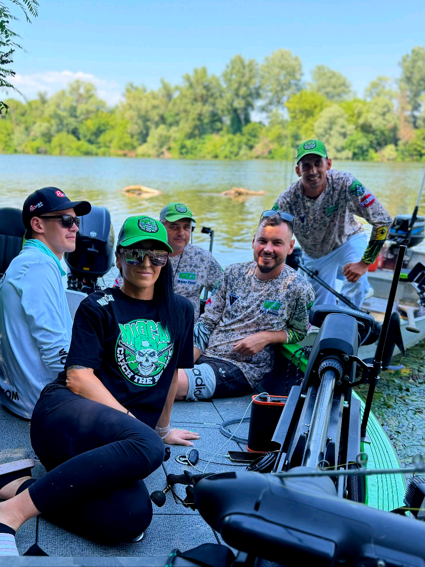 @Erika_fishing💚🖤