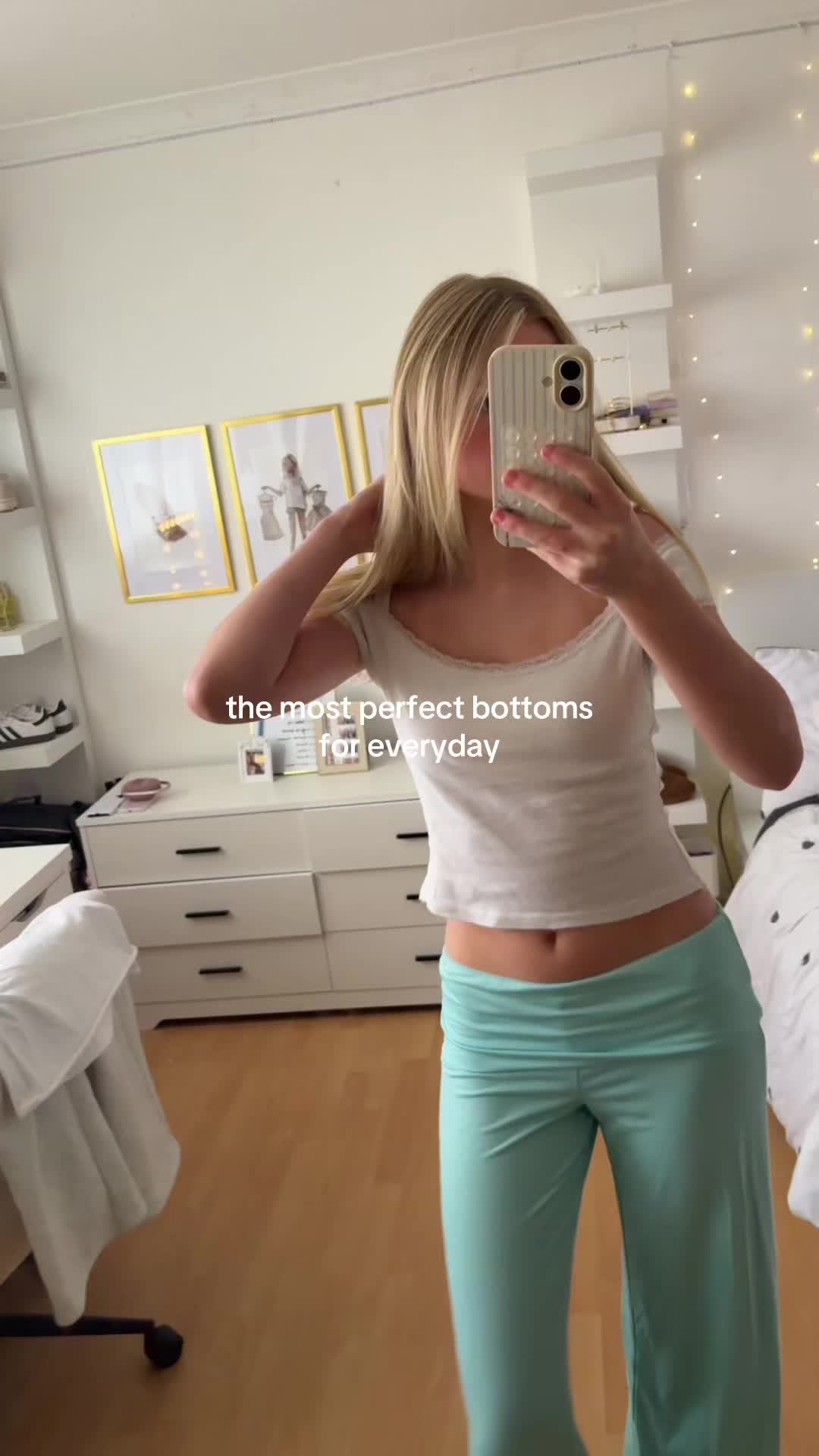 @𝐦𝐨𝐥𝐥𝐬