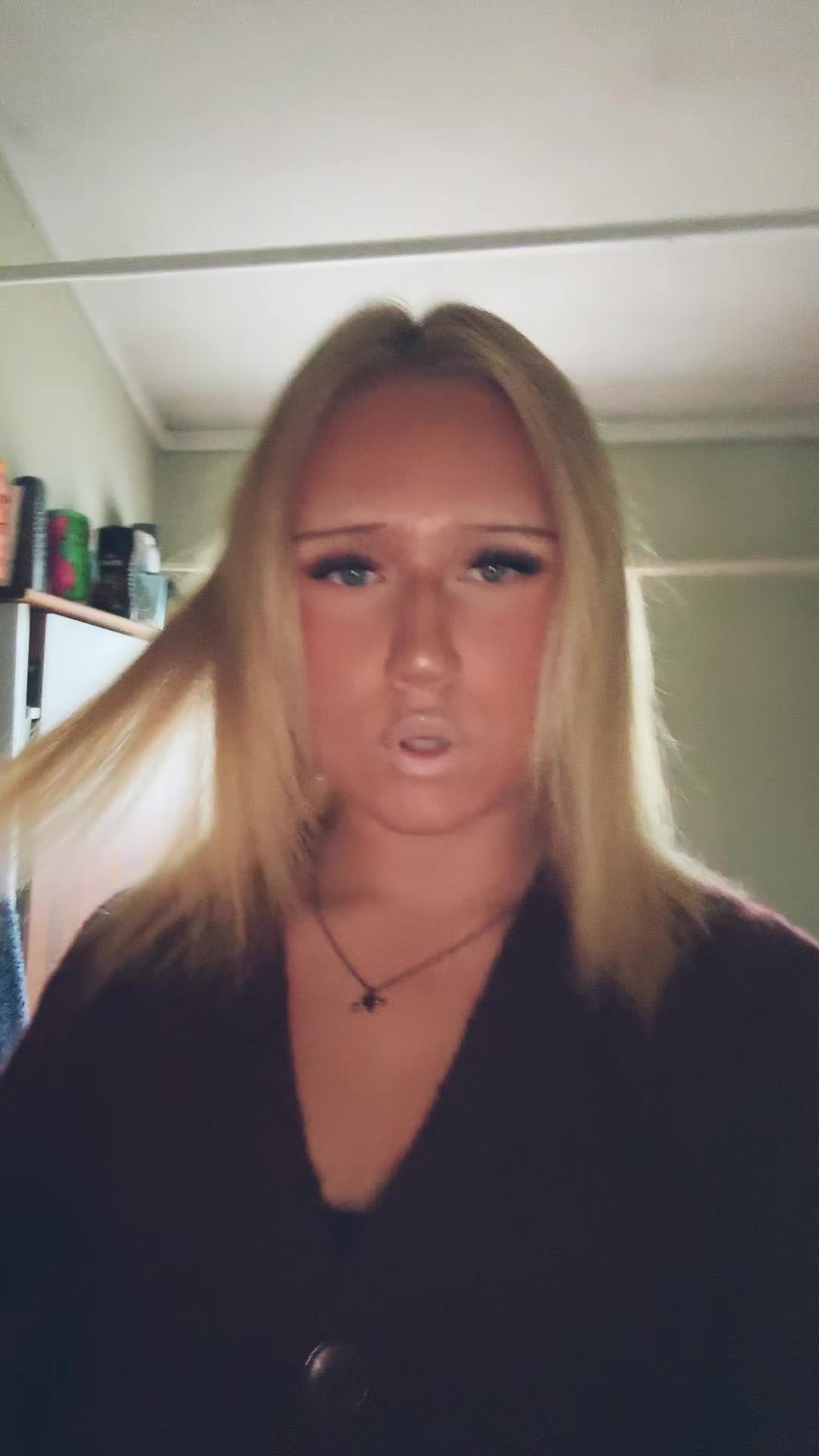@👩🏽❤️💋👩🏼🦕🥳✌🏻
