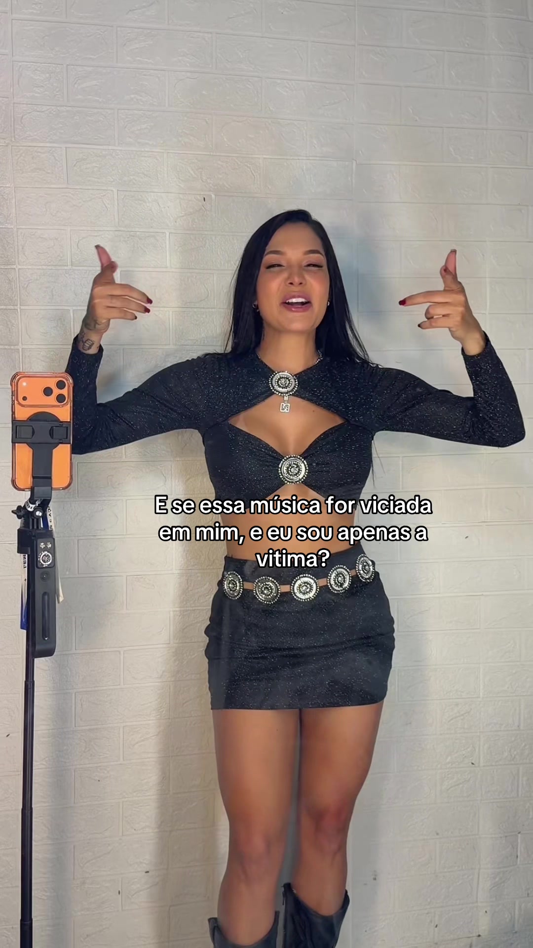 @N&uacute;bia Dias