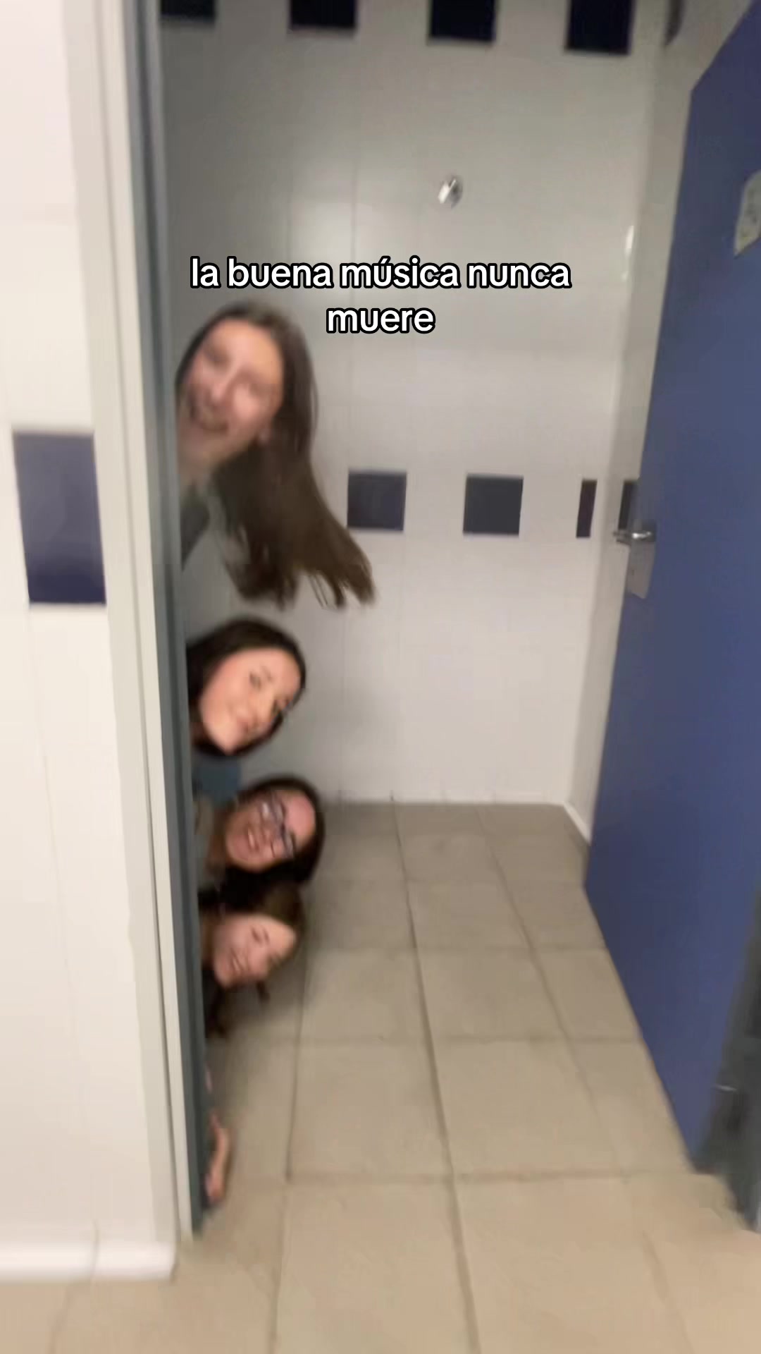 @🧔🏻♀️