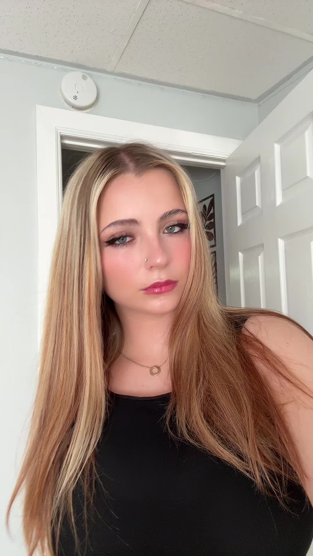 @h0llyw00dz_