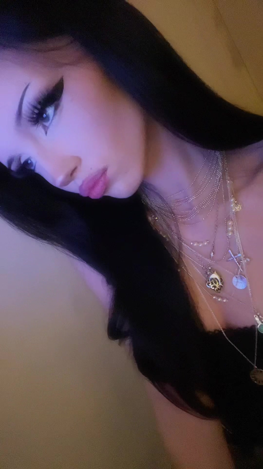 @luv2ellz