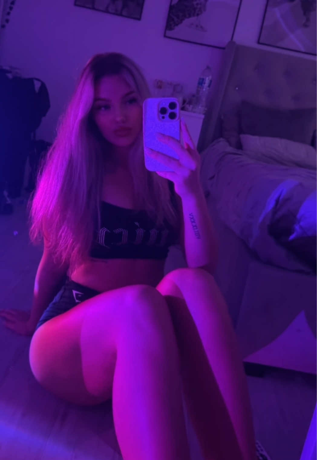 @1llegallybl0nde