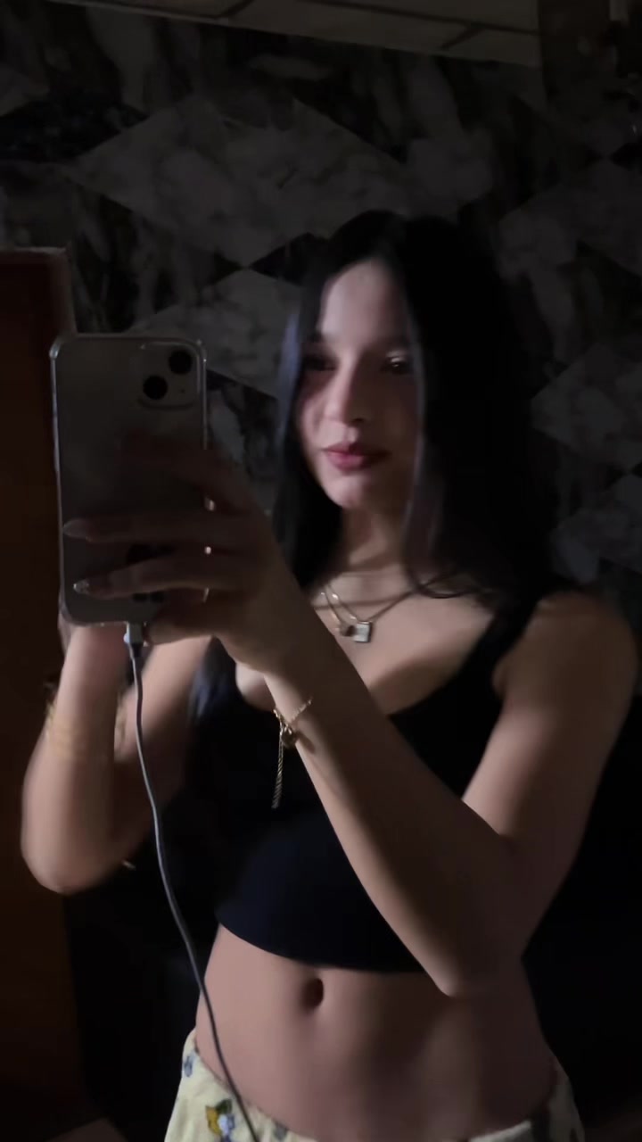 @>|<