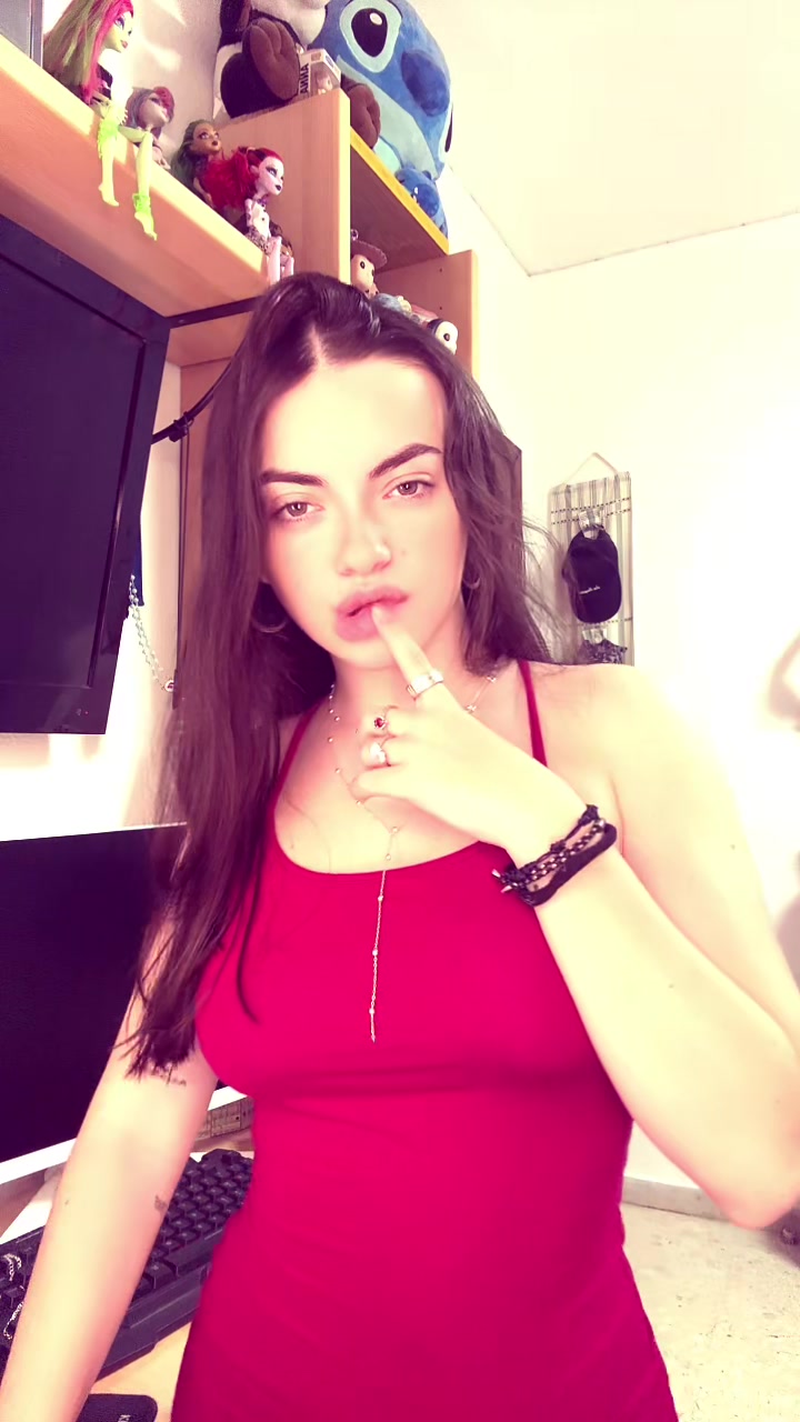 @danielaarosteguii