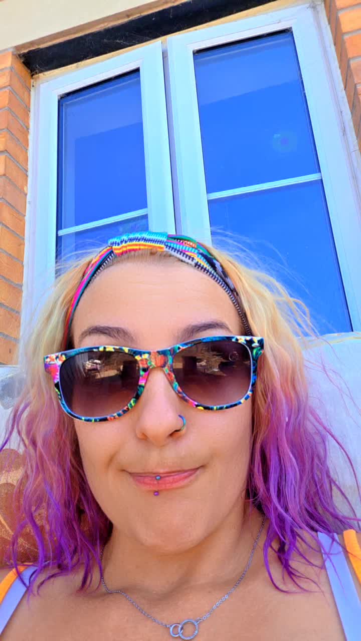 @Adora