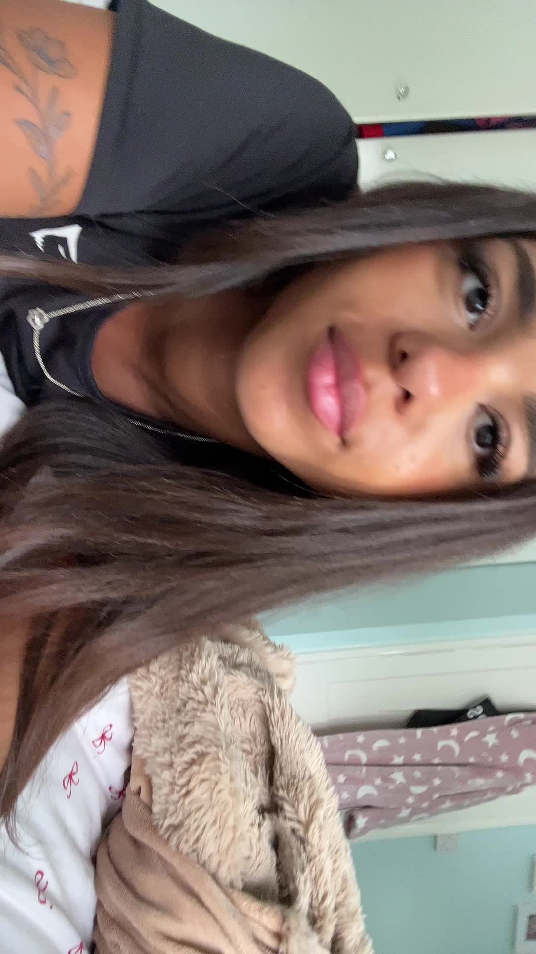 @🧘🏽&zwj;♀️