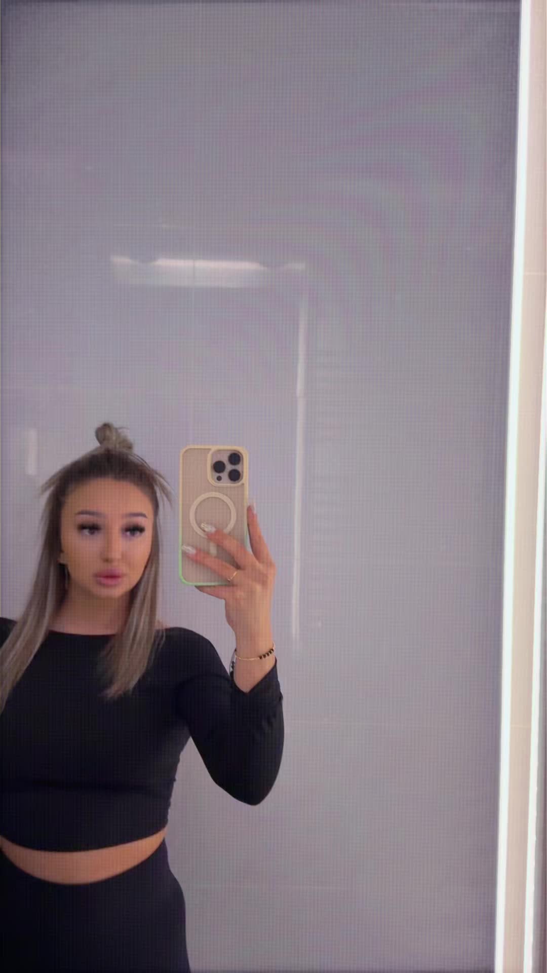@Elennny
