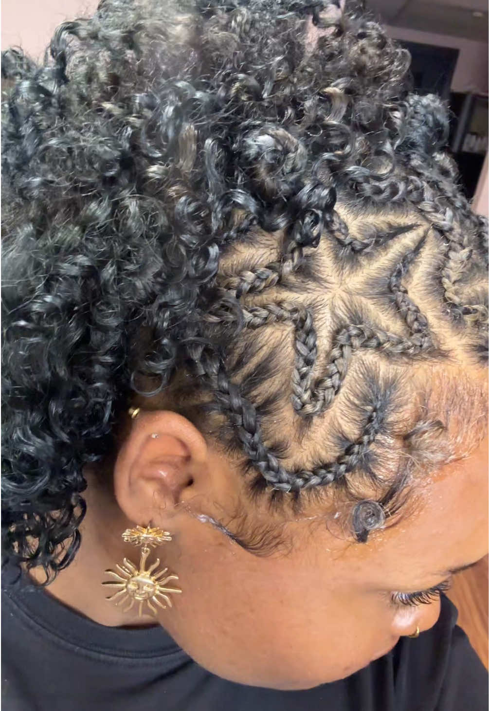 @Indy’s #1 Natural Stylist ✴︎