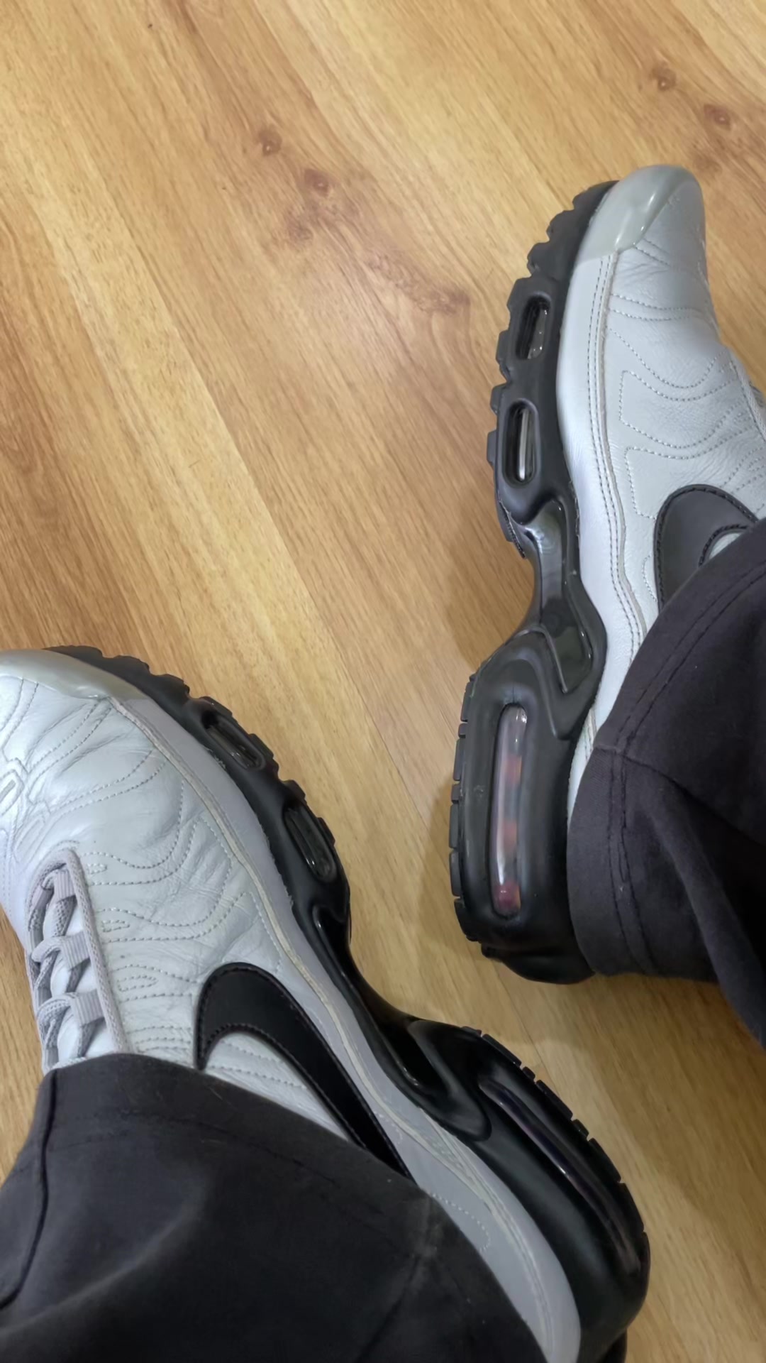 @atom👟